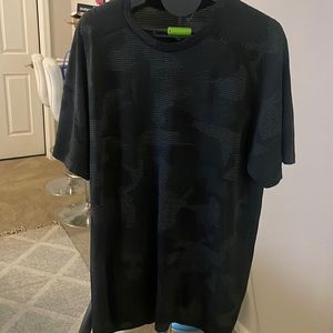 Men’s dark gray and light gray Lululemon large metal vent tech t-shirt.